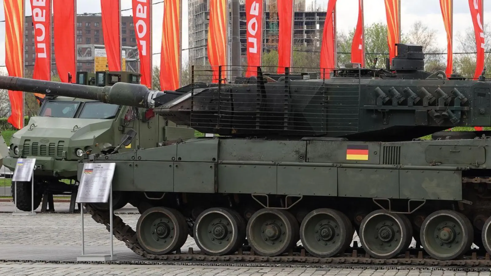 Ein nach russischen Angaben in der Ukraine erbeuteter deutscher Leopard-2-Kampfpanzer wird bei der Kriegstrophäen-Schau in Moskau gezeigt. (Foto: Ulf Mauder/dpa)