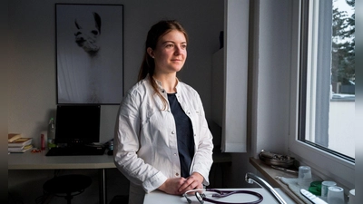 Fanny Bartsch in der Praxis für Allgemeinmedizin, in der sie ihre Facharztausbildung absolviert. (Foto: Daniel Vogl/dpa)