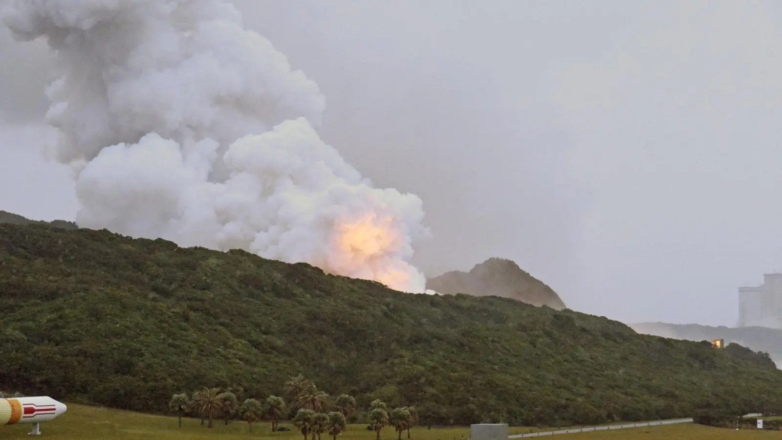 Erneut geht ein Triebwerk für die japanische Kleinrakete Epsilon S in Flammen auf.  (Foto: ./kyodo/dpa)