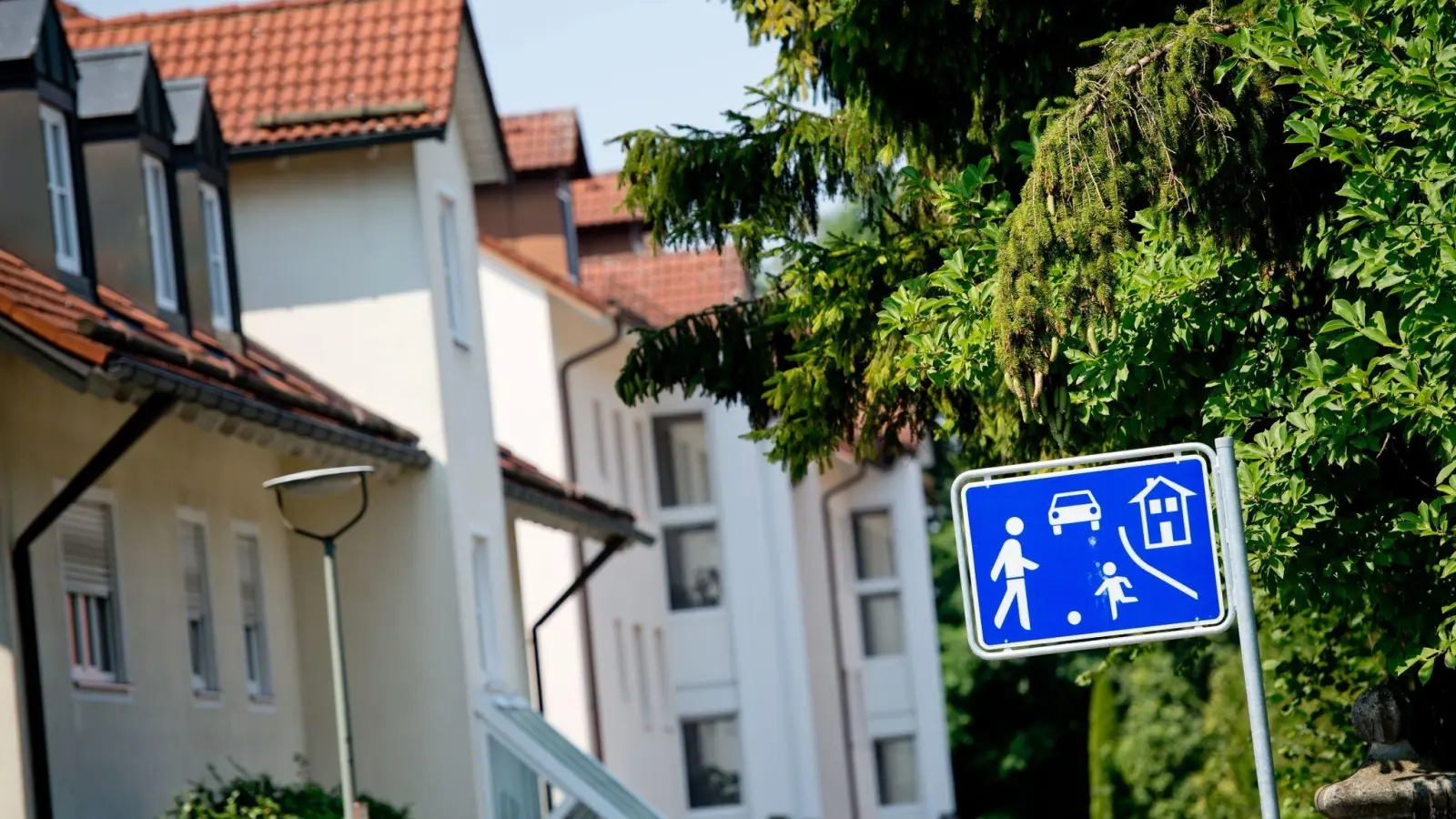 Beim Alter der Wohngebäude gibt es einer Daten-Auswertung durch Check24 zufolge große regionale Unterschiede. Den modernsten Gebäudebestand gibt es demnach mit dem Durchschnittsbaujahr 1996 in Bayern. (Foto: Sven Hoppe/dpa)