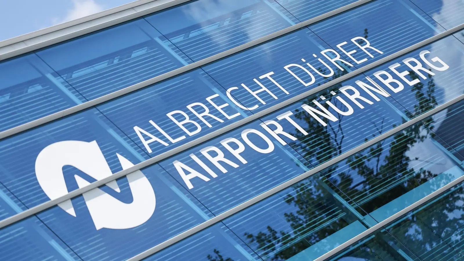 Erstmals seit 2019 verzeichnete der Flughafen Nürnberg wieder mehr als vier Millionen Passagiere. (Archivbild) (Foto: Daniel Löb/dpa)