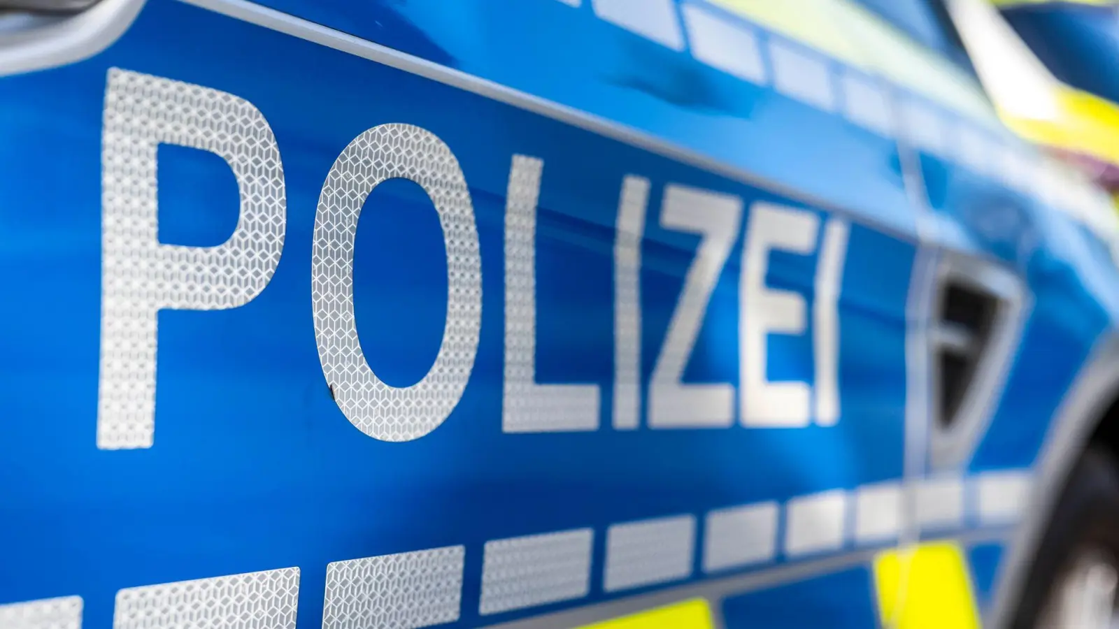 Wegen gewalttätigen Tumulten bei einem Amateurfußballspiel in Oberfranken musste die Polizei anrücken. (Symbolbild) (Foto: David Inderlied/dpa)