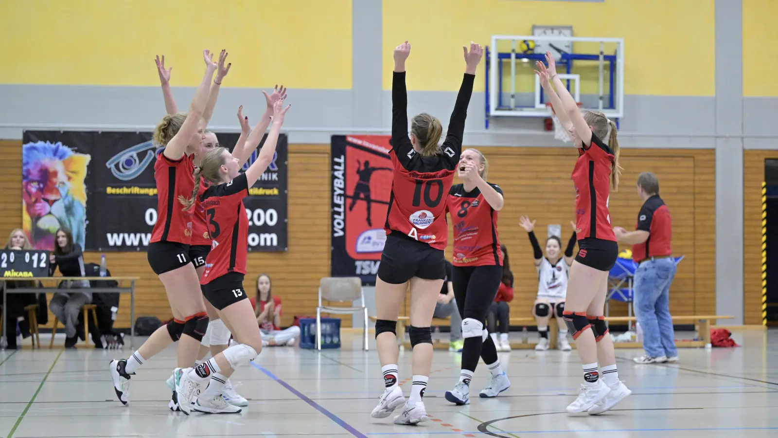 Jubel bei den TSV-Volleyballerinnen, von links: Thea Jüttner, Dominika Schäfer (verdeckt), Nina Hoefer, Anja Scherb, Ina Baumann und Amelie Sommer. (Foto: Martin Rügner)