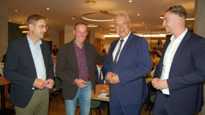 Tauschten sich nach dem Empfang aus (von links): Landrat Dr. Jürgen Ludwig, OB Dr. Christoph Hammer, Innenminister Joachim Herrmann sowie JU-Ortsvorsitzender Valentin Huber. (Foto: Markus Weinzierl)