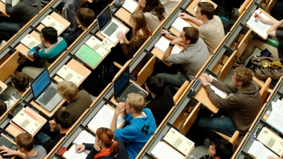 Studierende sitzen in einem großen Hörsaal der Technischen Universität. (Foto: Peter Kneffel/dpa/Symbolbild)