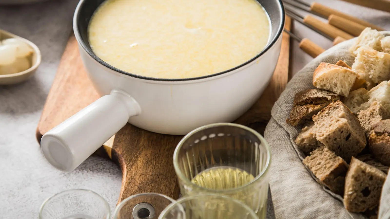 Klassischer Genuss: Das Schweizer Käsefondue Moitié-Moitié, serviert mit würzigem Brot, ist perfekt für gesellige Winterabende. (Foto: Christin Klose/dpa-tmn)