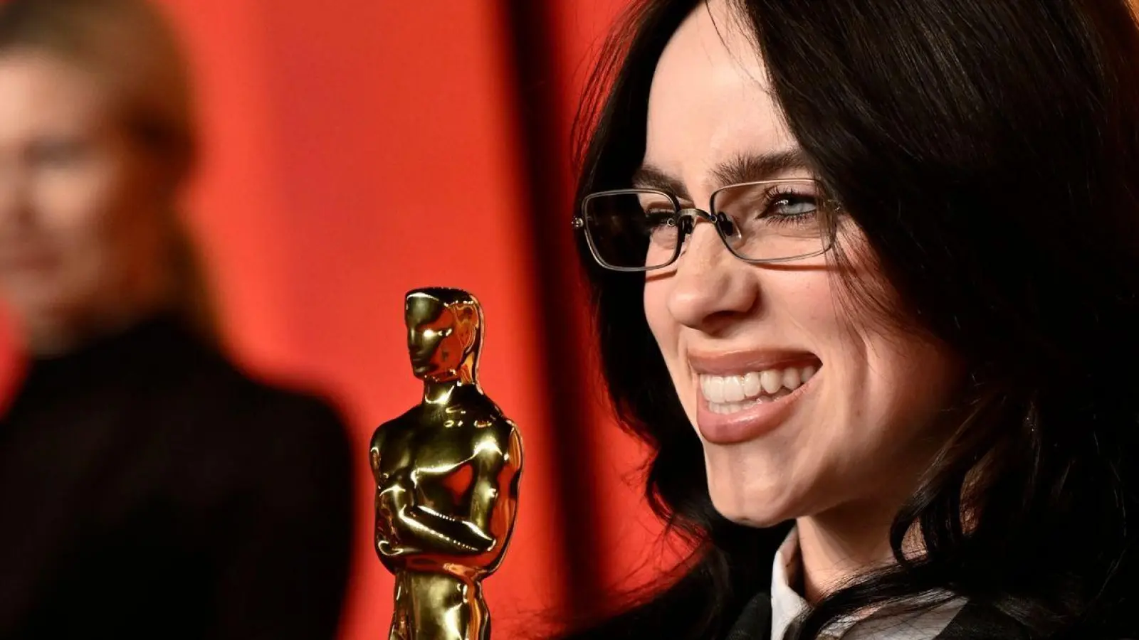 Billie Eilish erhält dieses Jahr den Oscar für den besten Originalsong. Nun kündigt die US-Sängerin ihr drittes Album an - es soll im Mai auf den Markt kommen. (Foto: Evan Agostini/Invision/AP/dpa)