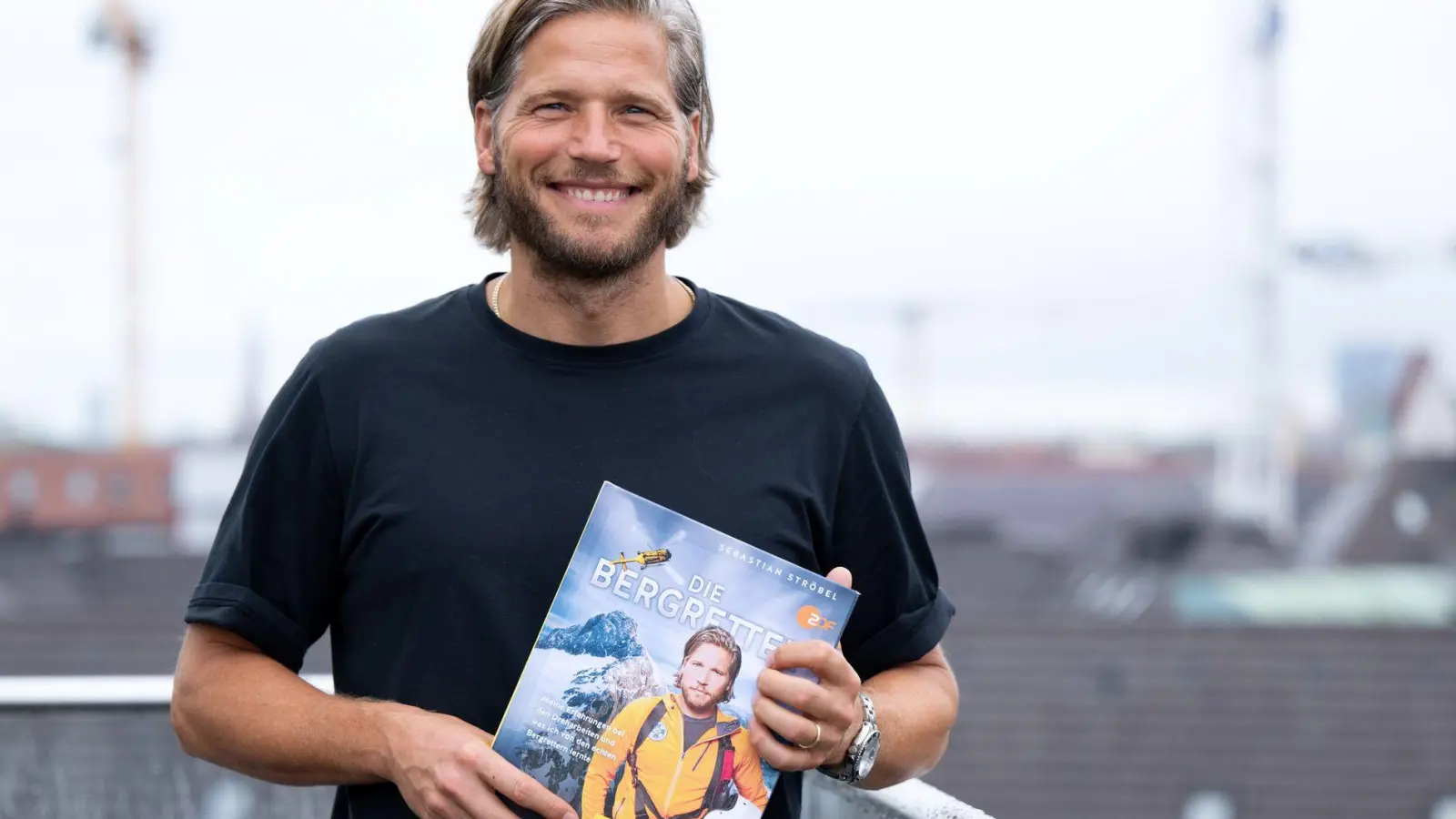 In dem Buch „Die Bergretter“ erzählt Schauspieler Sebastian Ströbel von den Dreharbeiten zur gleichnamigen ZDF-Serie. (Foto: Sven Hoppe/dpa)