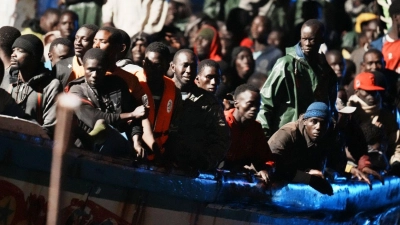 Migranten befinden sich dicht gedrängt in einem Holzboot (Archivbild). (Foto: Humberto Bilbao/AP/dpa)