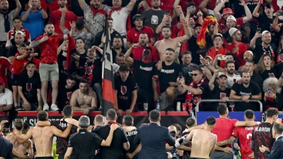 Die albanischen Spieler bedanken sich nach dem Spiel bei ihren Fans. (Foto: Marius Becker/dpa)