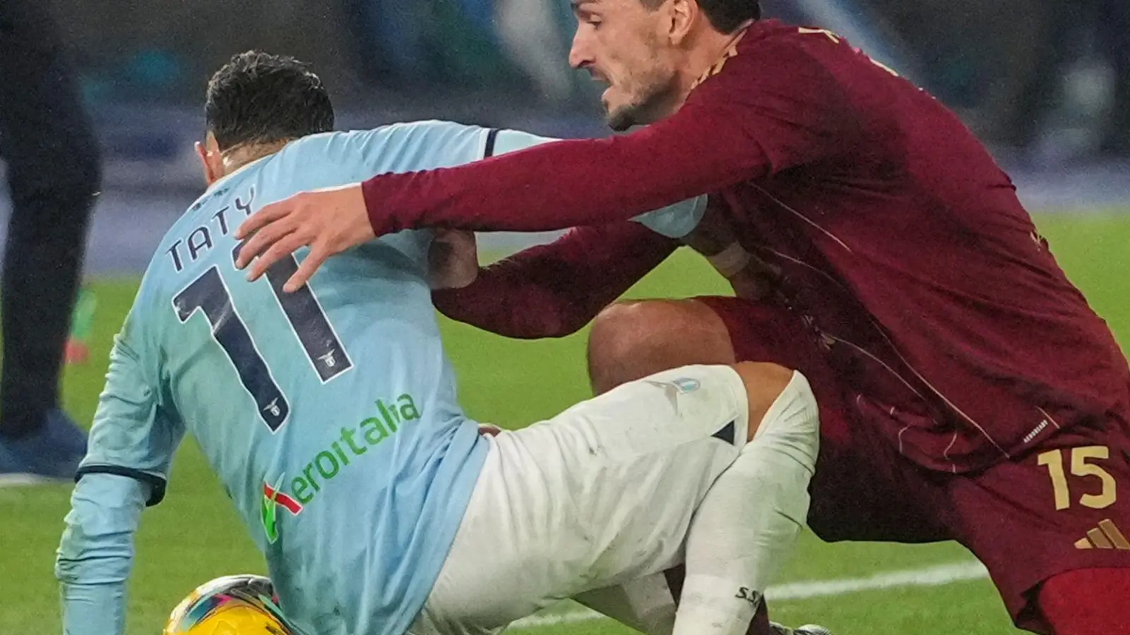 Sorgten für eine Rudelbildung in der Schlussphase des Derbys: Mats Hummels (r) und Valentin Castellanos. (Foto: Alessandra Tarantino/AP/dpa)