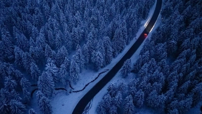 Entspannt durch die Winterlandschaft: Mit gutem Licht und vorsichtigem Agieren am Lenkrad gelingt das besser. (Foto: Jan Woitas/dpa/dpa-tmn)