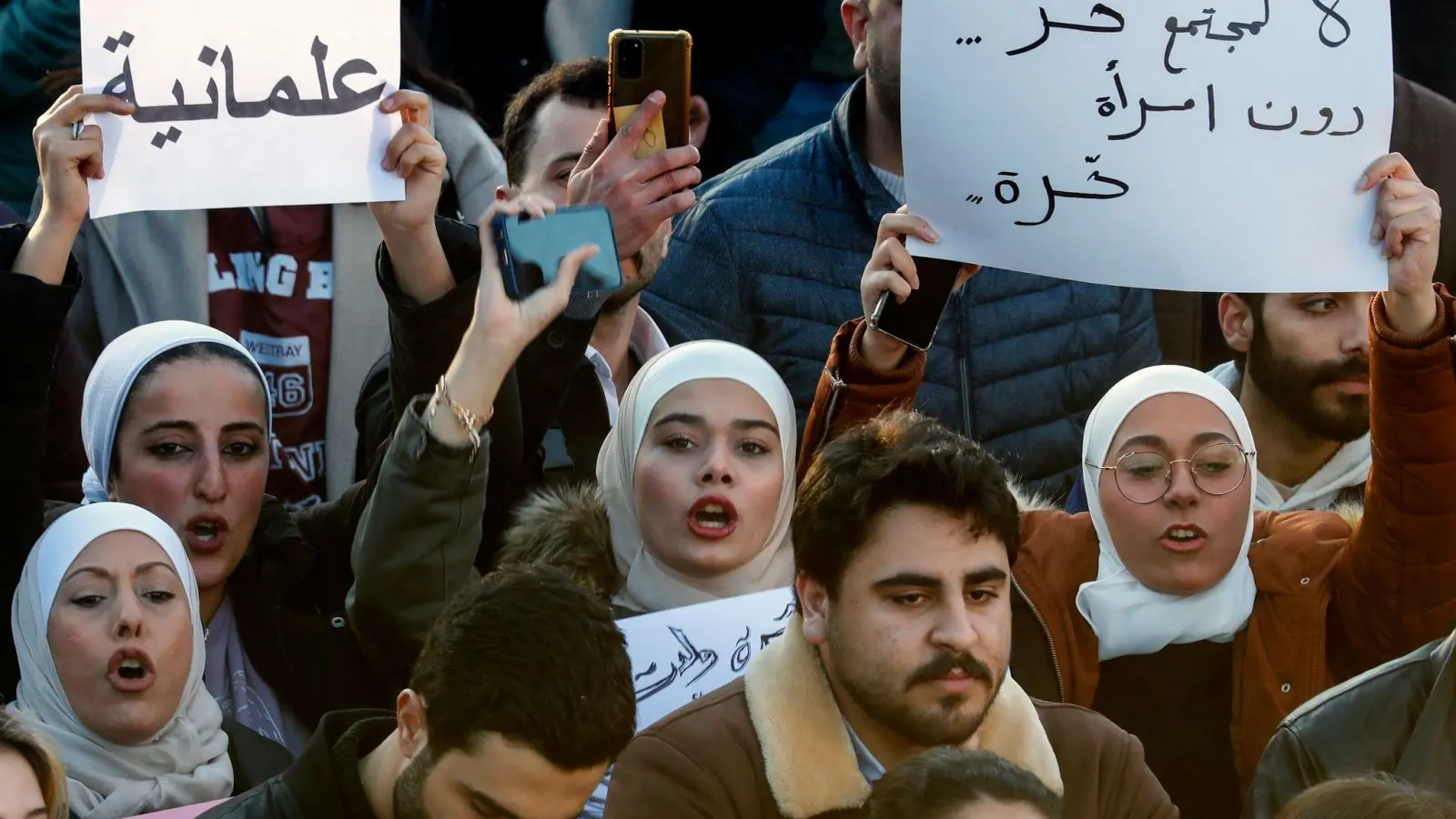 In Syrien wird genau beobachtet, ob die Übergangsregierung die Rechte von Frauen respektiert. (Archivbild) (Foto: Omar Sanadiki/AP/dpa)