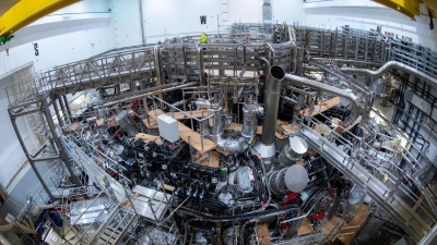 Das Kernfusionsexperiment „Wendelstein 7-X“ startet in eine neue heiße Phase und soll mit Hunderten Experimenten Grundlagen für mögliche Kernfusionskraftwerke schaffen. (Foto: Stefan Sauer/dpa)