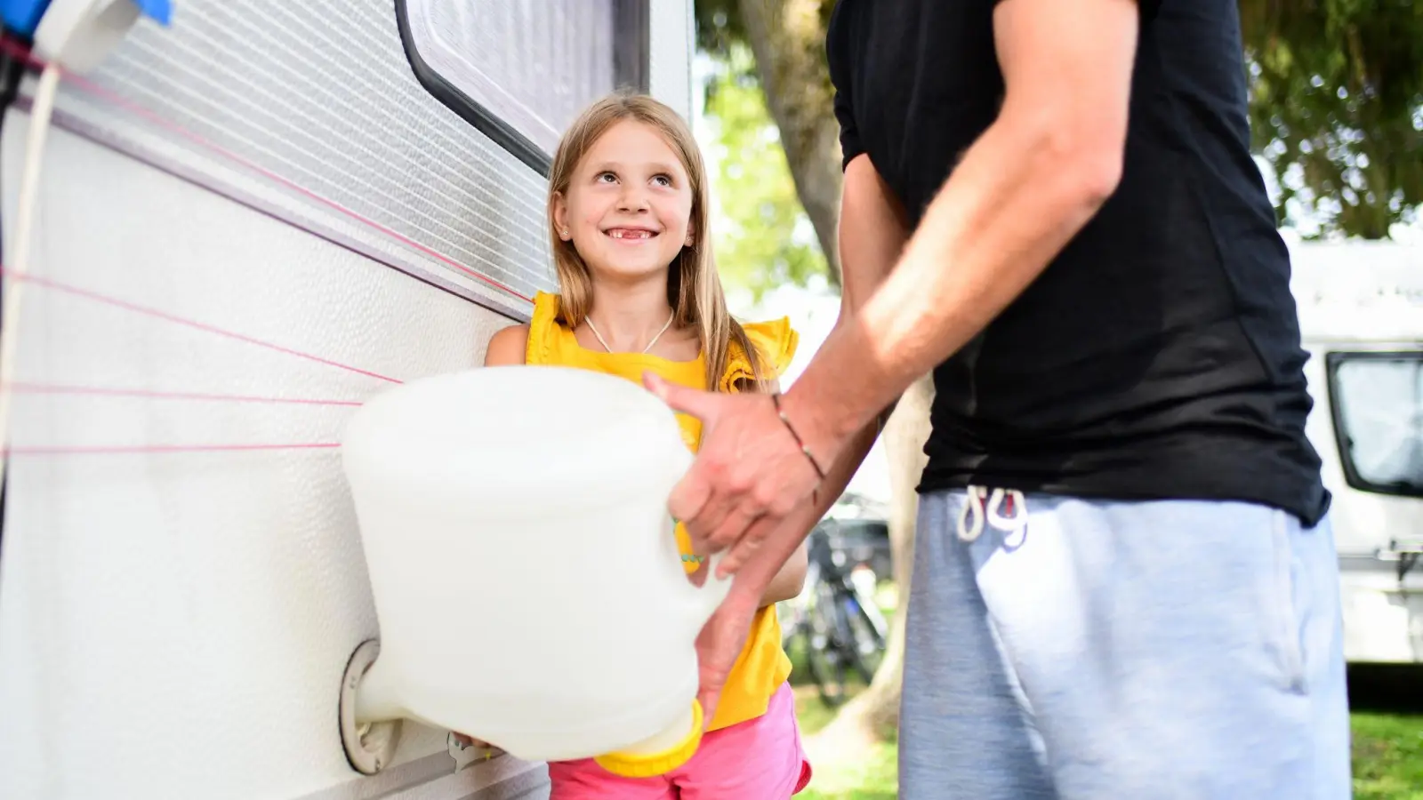 Um den Spritverbrauch zu minimieren, empfiehlt es sich, den Frischwassertank im Wohnmobil nur nach aktuellem Bedarf zu füllen. (Foto: Tobias Hase/dpa-tmn/dpa)