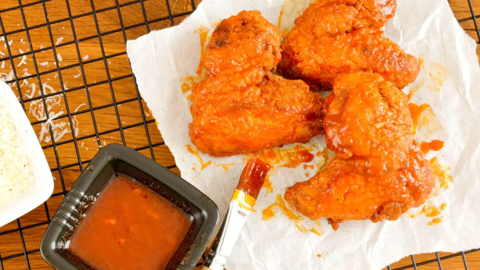 Der Trend „swicy” kombiniert süße und scharfe Geschmacksnoten, und lässt sich kreativ in Gerichten wie leckeren Chicken-Wings mit Chili-Honig oder einer Ingwer-Chili-Limonade umsetzen. (Foto: Julia Uehren/loeffelgenuss.de/dpa-tmn)