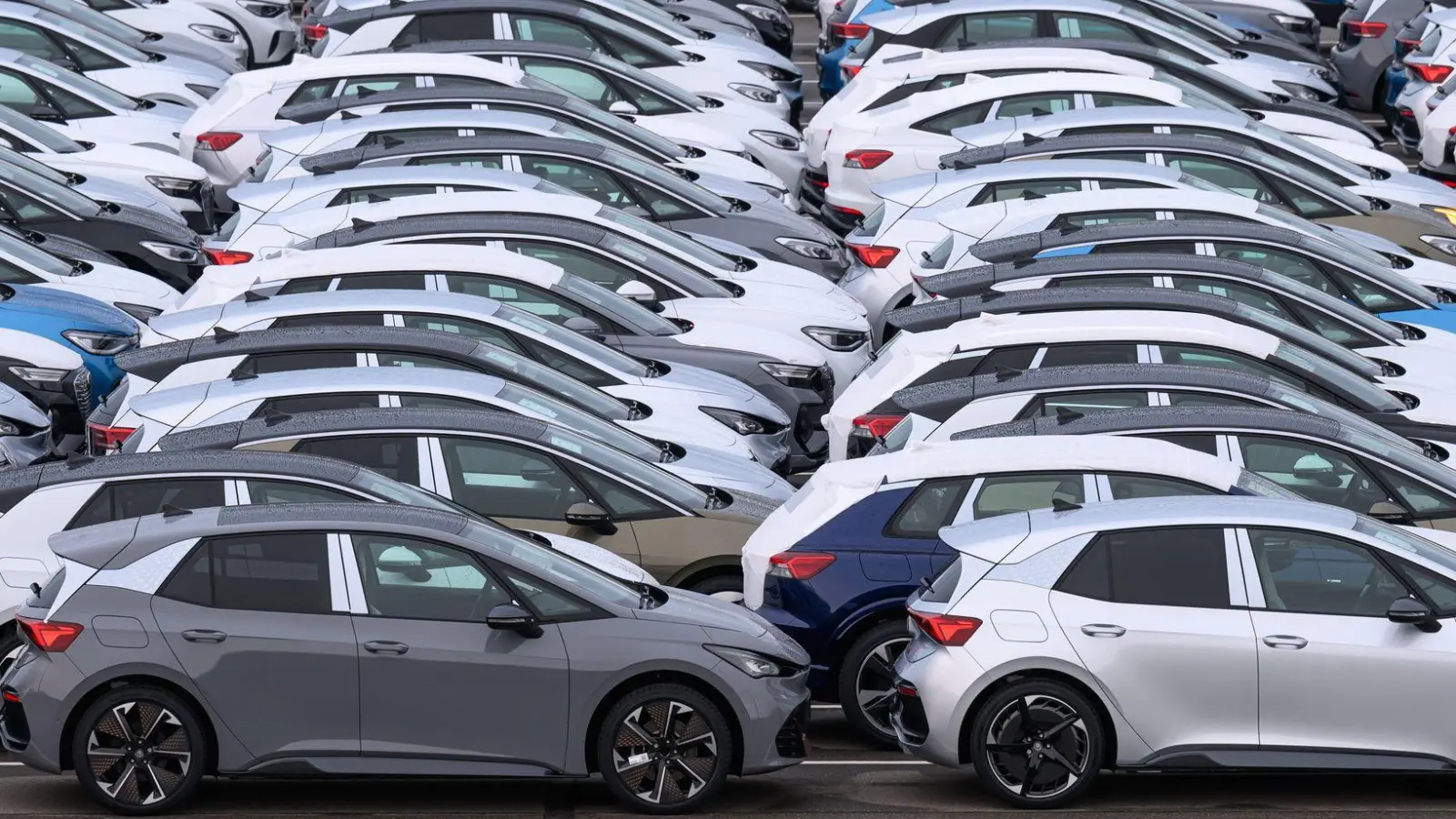 Neuwagen waren vergangenes Jahr in Deutschland nur selten bunt. Marktführer VW bildet da keine Ausnahme.  (Foto: Hendrik Schmidt/dpa)