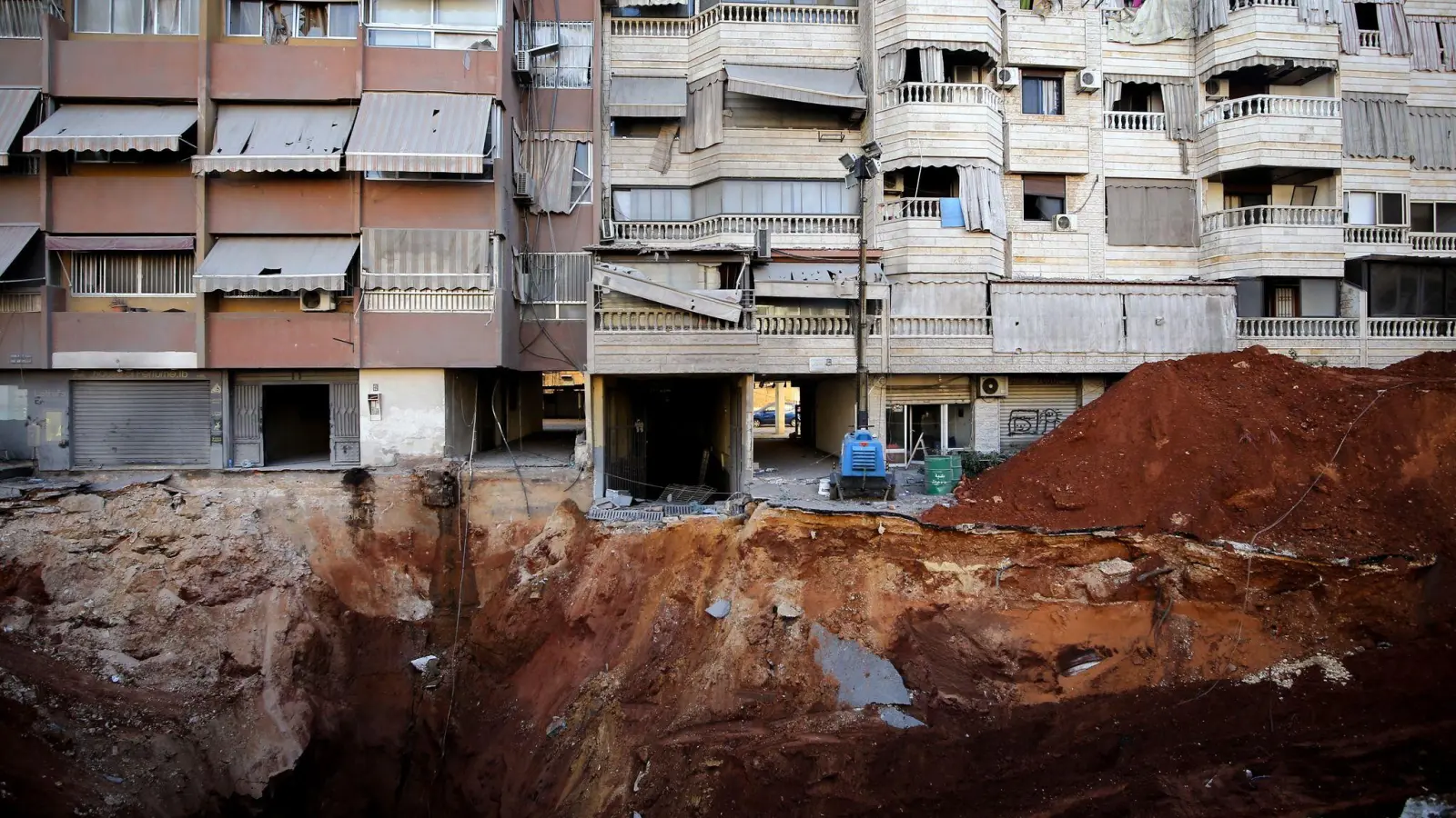 Ein riesiger Krater zeugt von dem israelischen Luftangriff auf das ehemalige Hauptquartier der Hisbollah. (Foto: Marwan Naamani/dpa)