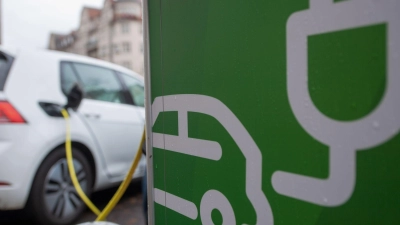 Inzwischen zählt die Bundesnetzagentur mehr als 145.000 öffentliche Ladepunkte. (Foto: Hendrik Schmidt/dpa)