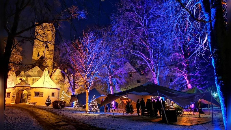 So idyllisch kann es beim Winterglühen im Burggarten aussehen – vielleicht auch schon zum Beginn der diesjährigen Ausgabe am morgigen Freitag, 13. Dezember. Unter anderem der „Lose Haufen“ wird singen. (Archivfoto: Jürgen Binder)