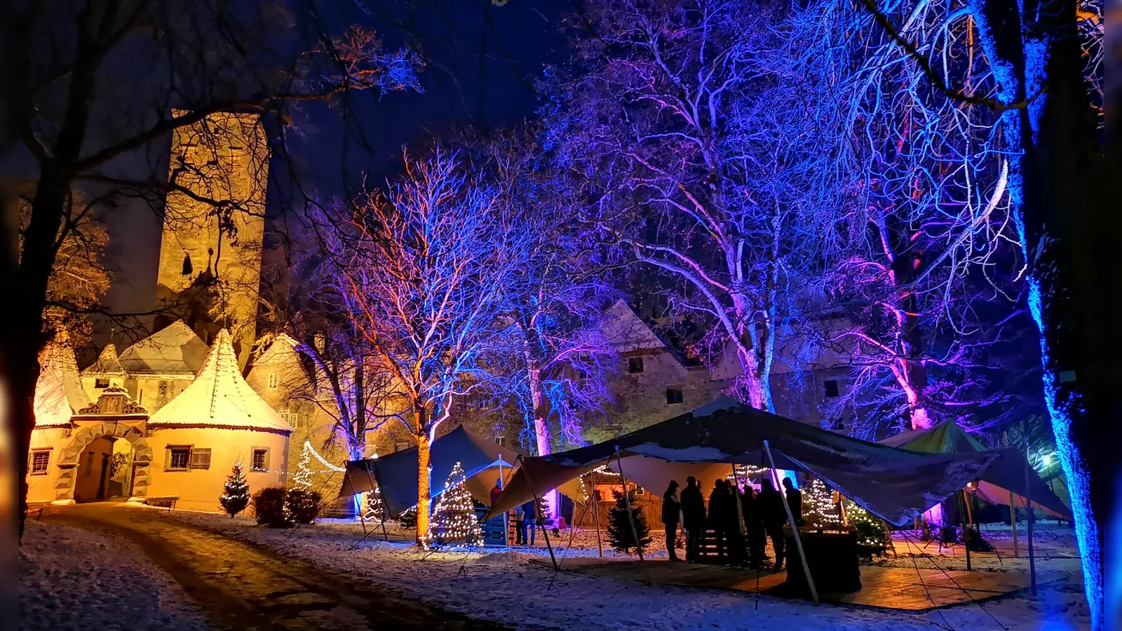 So idyllisch kann es beim Winterglühen im Burggarten aussehen – vielleicht auch schon zum Beginn der diesjährigen Ausgabe am morgigen Freitag, 13. Dezember. Unter anderem der „Lose Haufen“ wird singen. (Archivfoto: Jürgen Binder)