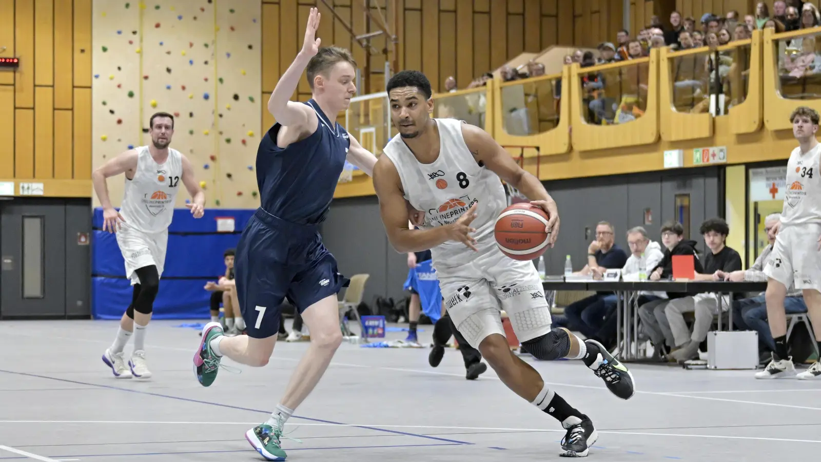 Dem Publikum zeigen, was sie können, sollen die Neustädter gegen Favorit Veitshöchheim. Vielleicht so wie hier Aaron Lachner (mit Ball) beim klaren Heimsieg gegen die Dresden Titans II (Steve Lang). (Foto: Martin Rügner)