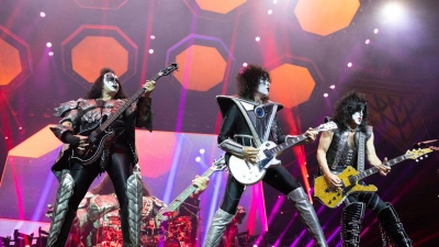 Kiss begeistern ihre Fans in Köln. (Foto: Thomas Banneyer/dpa)