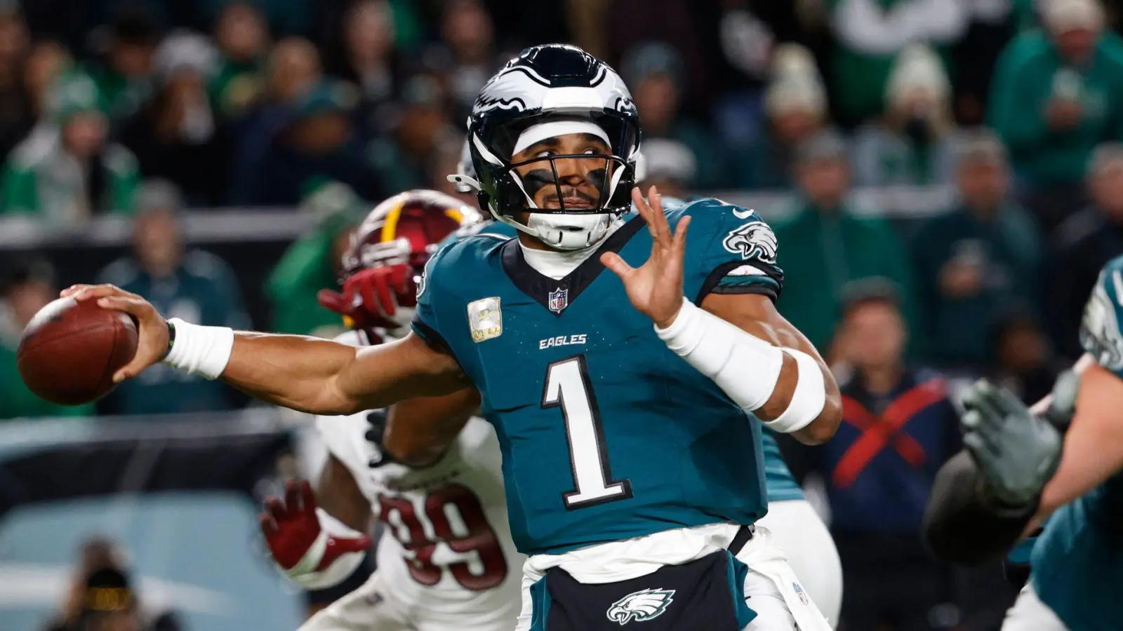 Quarterback Jalen Hurts gewinnt mit Philadelphia das Spitzenspiel gegen Washington. (Foto: Laurence Kesterson/AP/dpa)