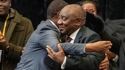 Südafrikas Präsident Cyril Ramaphosa ist von dem neu gewählten Parlament des Landes für eine zweite Amtszeit bestätigt worden. (Foto: Jerome Delay/AP/dpa)