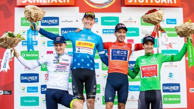 Georg Zimmermann (l-r), bester junger Fahrer, Jakob Geßner, Sieger der Bergwertung, Gesamtsieger Adam Yates und Pello Bilbao Lopez, der beste Sprinter. (Foto: Tom Weller/dpa)