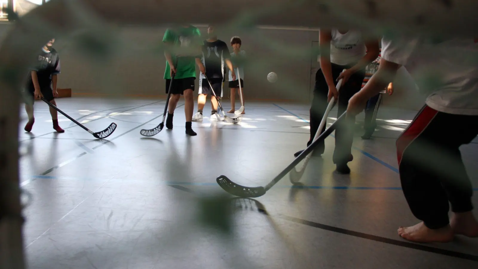 Beim Hockey kann es schon mal wilder zugehen - gut, wenn die Brille dann sicher sitzt und die Sicht des Kindes nicht eingeschränkt ist. (Foto: Mascha Brichta/dpa-tmn)