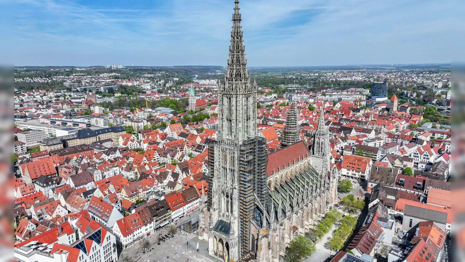 Bye bye Titel: Bald hat Ulm nicht mehr den höchsten Kirchturm der Welt. (Archivbild)  (Foto: Jason Tschepljakow/dpa)