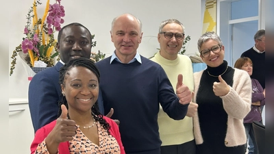 Daumen hoch für das Projekt: Gertrude Abayie, Akwasi Abayie, Bürgermeister Gerhard Kraft, David Müller und Manuela Müller (von links) freuen sich über die offizielle Eröffnung des Ärztehauses. (Foto: Florian Pöhlmann)