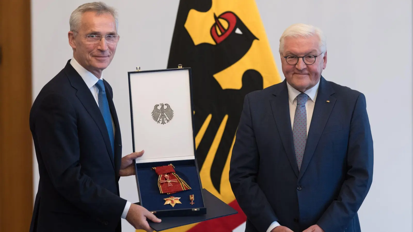 Bundespräsident Frank-Walter Steinmeier (r) würdigt die Verdienste des ehemaligen Nato-Generalsekretärs Jens Stoltenberg. (Foto: Sebastian Christoph Gollnow/dpa)