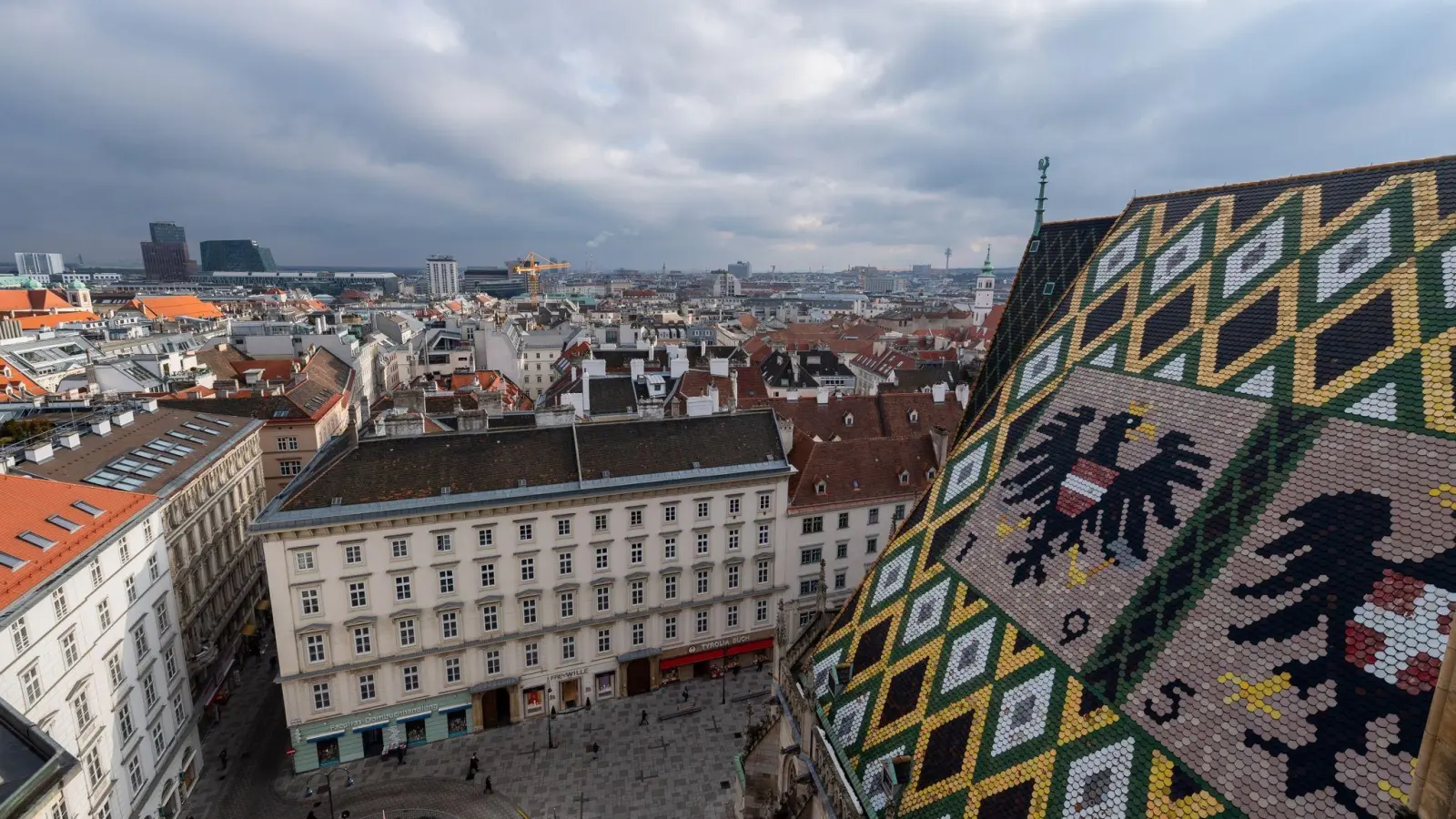 Blick vom Nordturm des Stephansdoms auf Wien: In Österreich wird für einen Großteil der Mieten in den nächsten drei Jahren ein Preisdeckel eingeführt. (Foto: Robert Michael/dpa-Zentralbild/dpa)