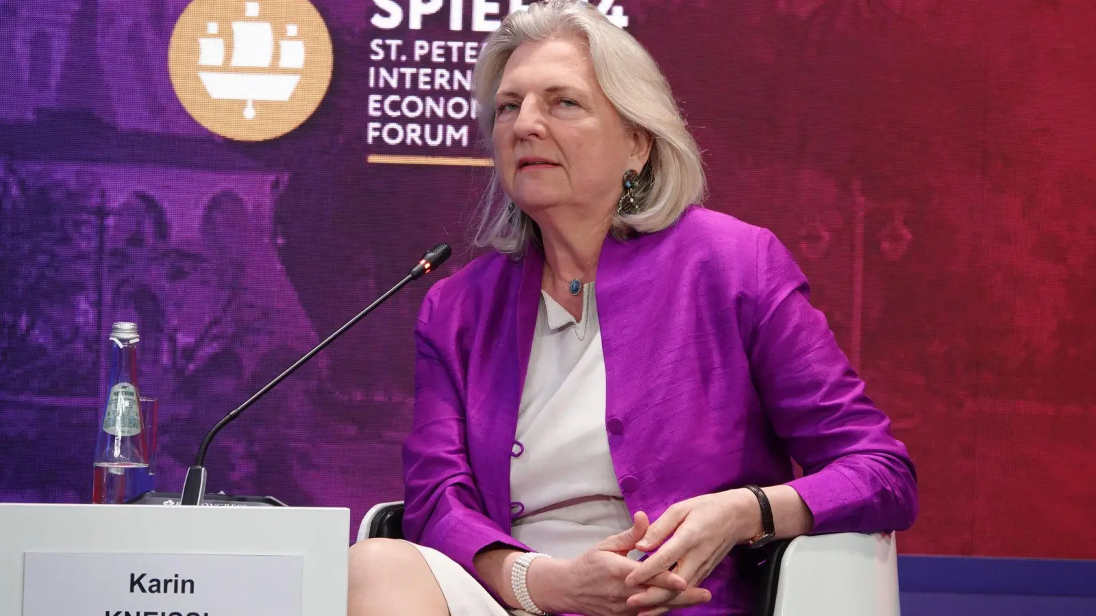 Karin Kneissl ist einer der wenigen gern gesehenen Gäste aus dem Westen auf russischen Politikveranstaltungen - wie hier beim Internationalen Wirtschaftsforum in St. Petersburg. (Archivbild) (Foto: Ulf Mauder/dpa)