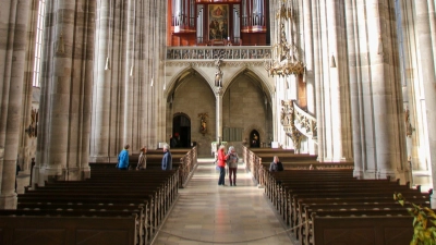 Rund 240 Meter Sitzfläche bieten die Bänke im Dinkelsbühler Münster St. Georg. Um den Aufenthalt im Winter erträglicher zu machen, sollen jetzt neue Polster gekauft werden. (Foto: Martina Haas)