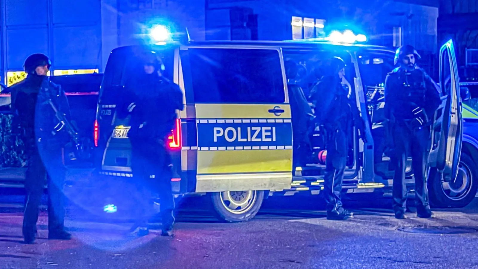 Die Polizei war auch mit Spezialkräften im Einsatz bei der Maschinenbaufirma in Bad Friedrichshall. (Foto: Fabian Koss/onw-images/dpa)