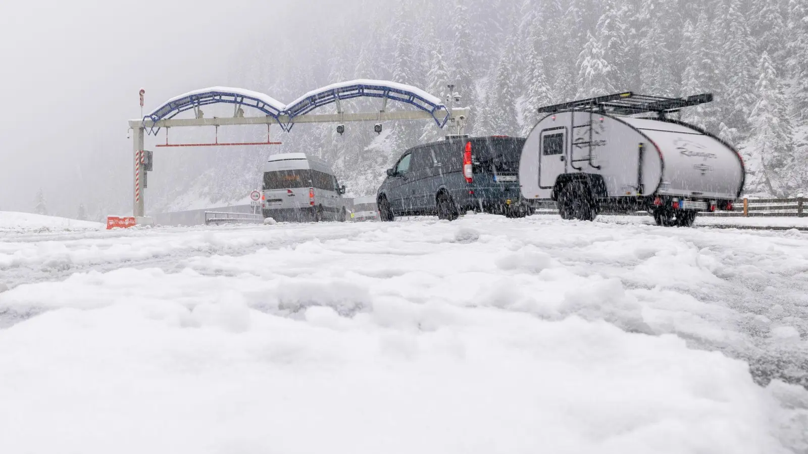 Straßensperren und Schneeketten-Pflicht in Teilen Österreichs (Foto: Expa/Johann Groder/APA/dpa)