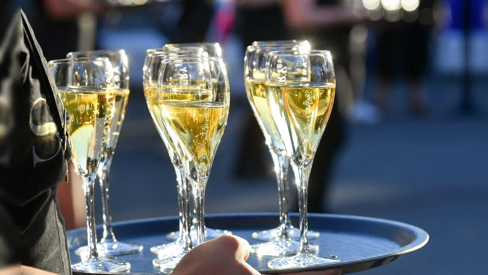 Der Absatz von Champagner ist im vergangenen Jahr sowohl in Frankreich als auch im Ausland gesunken (Archivbild). (Foto: Jens Kalaene/dpa-Zentralbild/dpa)