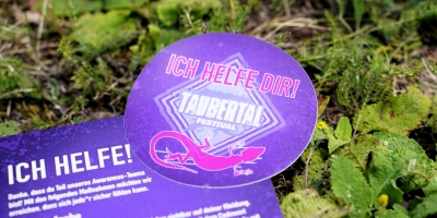 „Ich helfe Dir“ steht auf dem violetten Aufkleber. Zahlreiche Mitarbeiterinnen und Mitarbeiter auf dem Festival tragen ihn auf ihrer Kleidung und signalisieren den Besucherinnen und Besuchern damit: „Sprich mich an, wenn Du Dich unwohl fühlst.“ (Foto: Simone Hedler)