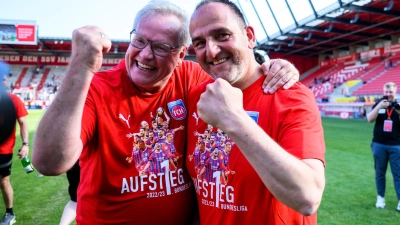 Köpfe des Heidenheimer Erfolgs: Holger Sanwald (l) und Frank Schmidt. (Foto: Tom Weller/dpa)