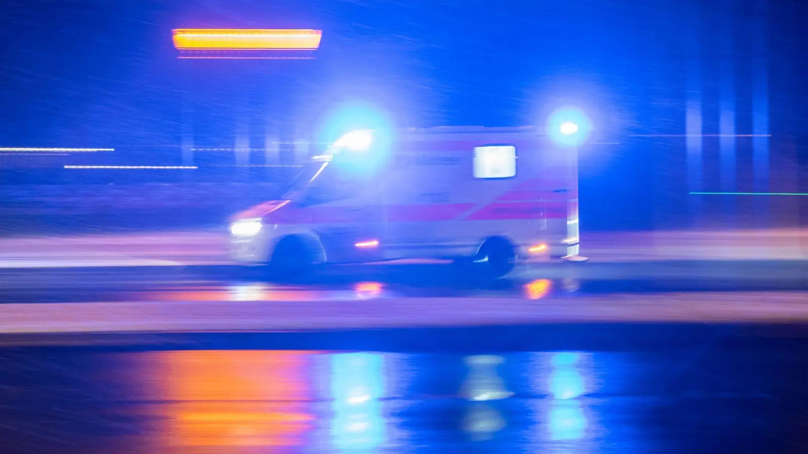 Ein 23-Jährige ist am Bahnhof Pfaffenhofen schwer verletzt auf einem Gleis liegend gefunden worden. (Symbolbild) (Foto: Sebastian Gollnow/dpa)