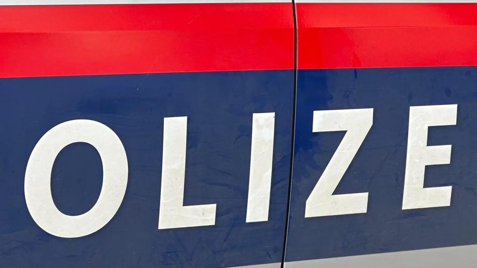 Der Schriftzug „Polizei” auf einem österreichischen Polizeiauto. (Foto: Matthias Röder/dpa)