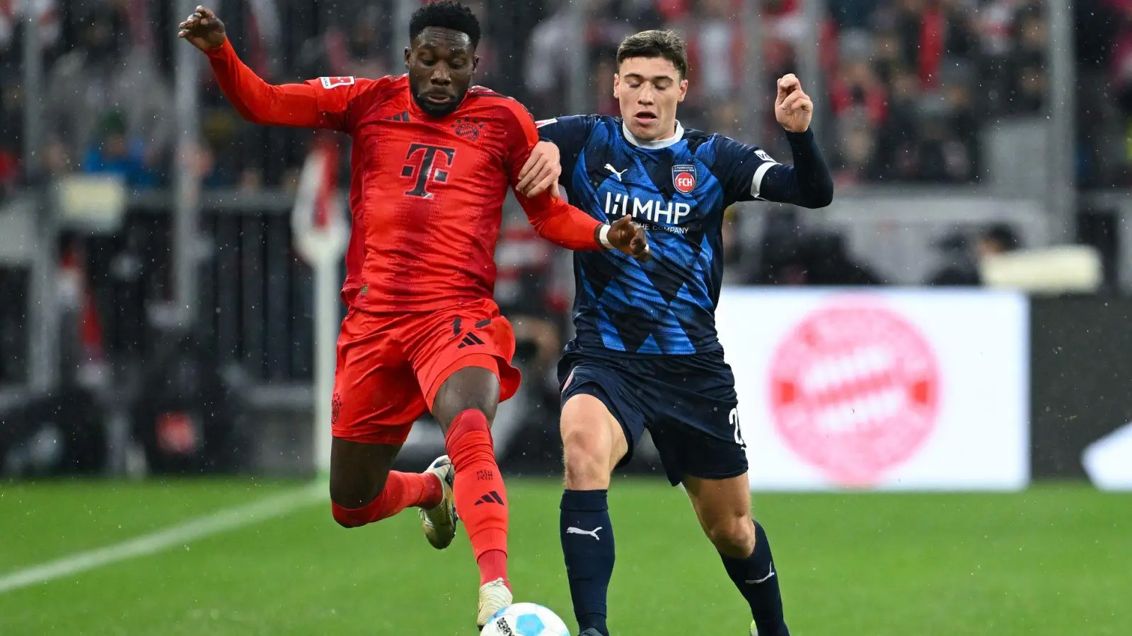 Spielte trotz Verletzung durch: Bayern-Profi Alphonso Davies (links). (Foto: Sven Hoppe/dpa)