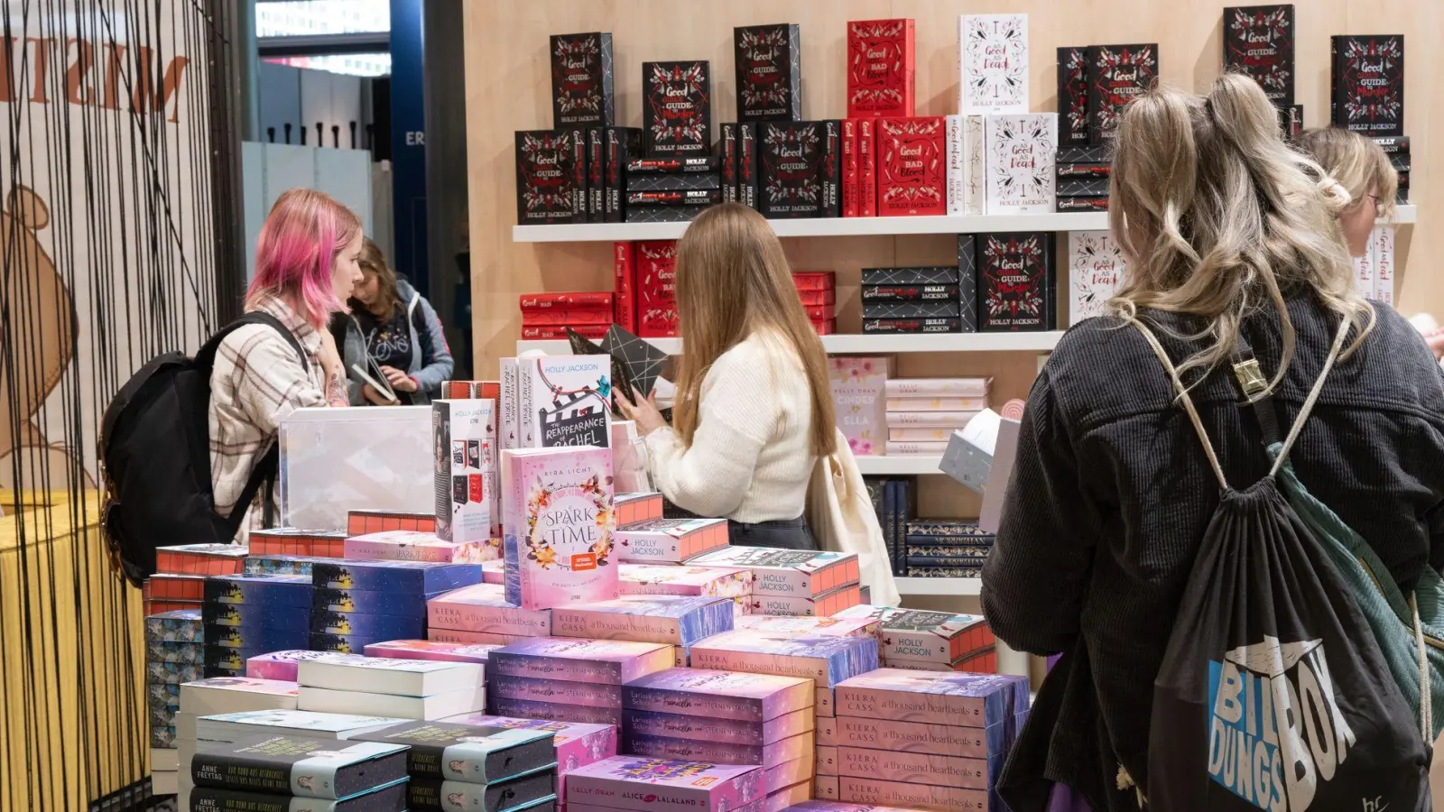 Junge Leute - besser junge Frauen - lesen (wieder) gern: Das Genre „New Adult“ hat viele Fans. (Foto: Boris Roessler/dpa)