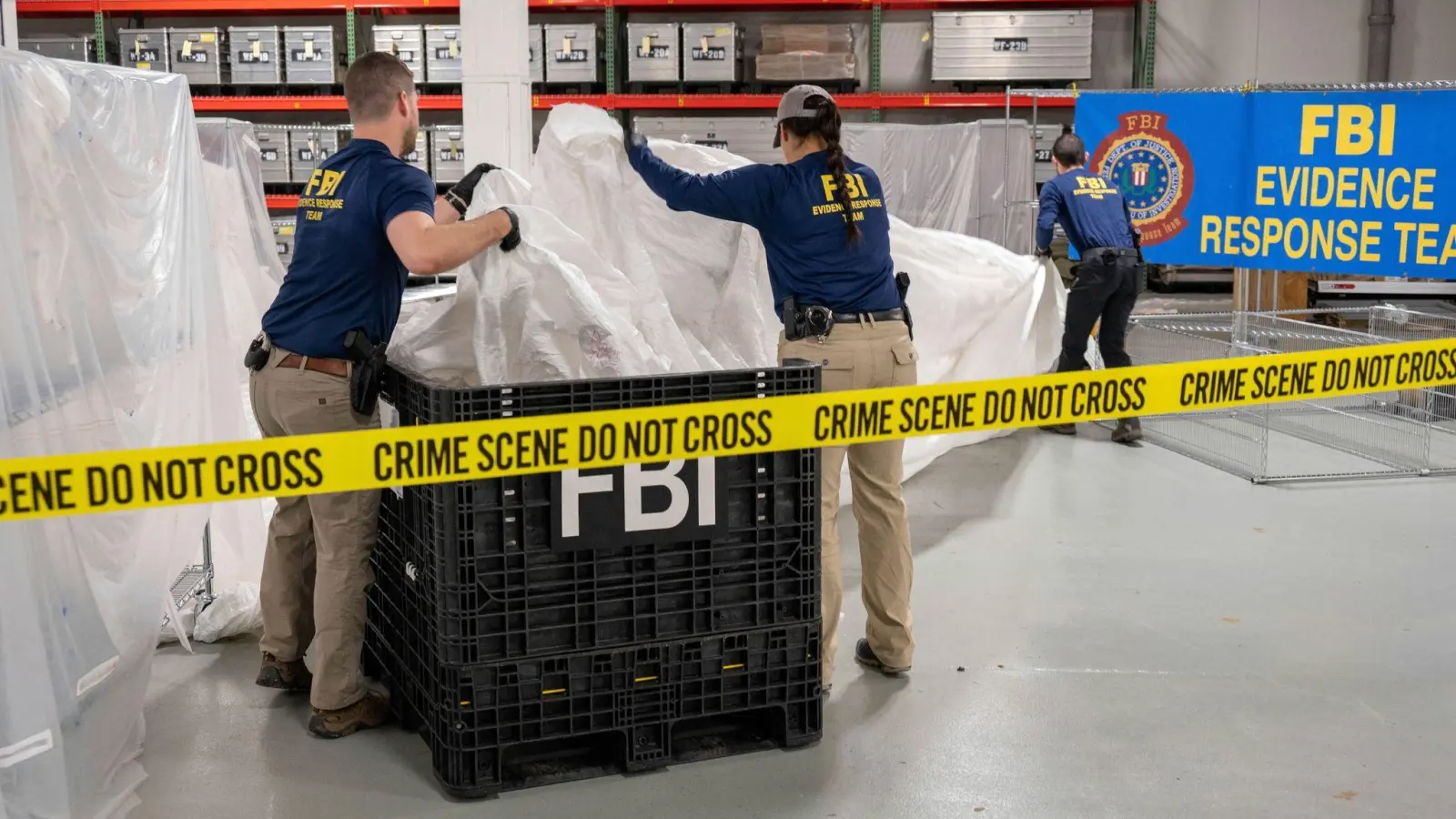 FBI-Spezialagenten begutachten das Material, das vom vor der Küste von South Carolina geborgenen Höhenballon stammt. (Foto: Uncredited/FBI/AP/dpa)