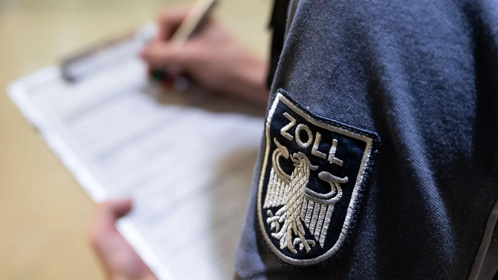 Das Hauptzollamt Schweinfurt hat in zahlreichen Betrieben in Ober- und Unterfranken die Einhaltung des Mindestlohns kontrolliert und dabei nach eigenen Angaben zahlreiche Verstöße festgestellt. (Foto: Hendrik Schmidt/dpa)