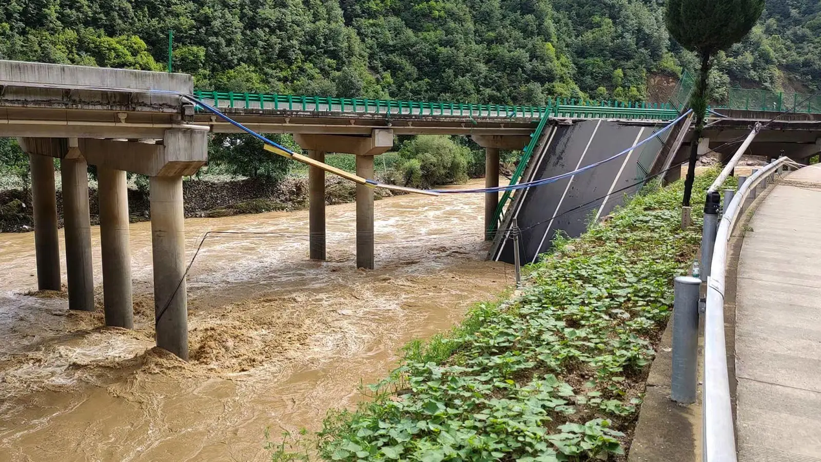 In China stürzt eine Brücke ein - es gibt viele Opfer. (Foto aktuell) (Foto: Uncredited/Xinhua/Ap/dpa)