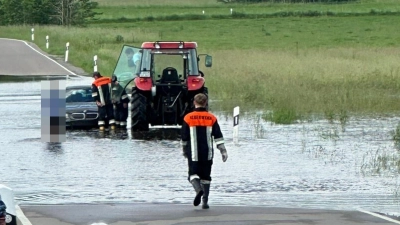 Eine Autofahrerin blieb bei Thann in einem überfluteten Bereich stecken. (Foto: Lorenz Löhr)